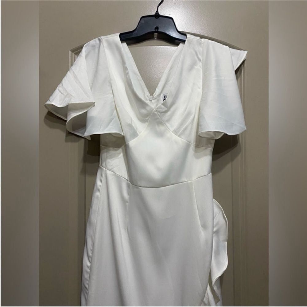 AmyLynn NWT V-neck Ruffle Midi Tea Dress White
Size Small - Picture 7 of 13